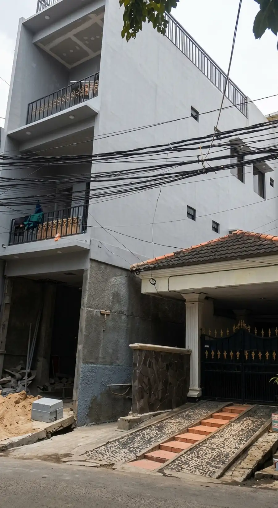 Tampak bangunan kost bertingkat pada proyek pembangunan kost di Jakarta Barat