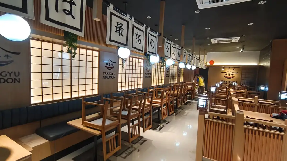 Ruang makan restoran Jepang hasil renovasi di Bekasi oleh Solusi Bangun Jaya