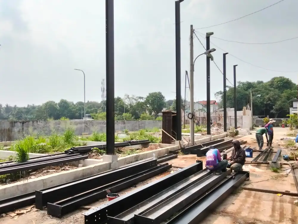 Proses pengerjaan bangunan workshop di Jakarta Timur