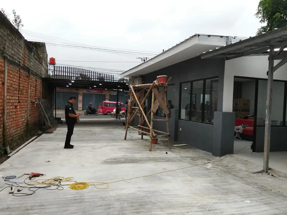 Proses pengerjaan bangunan kantor travel di Sukabumi