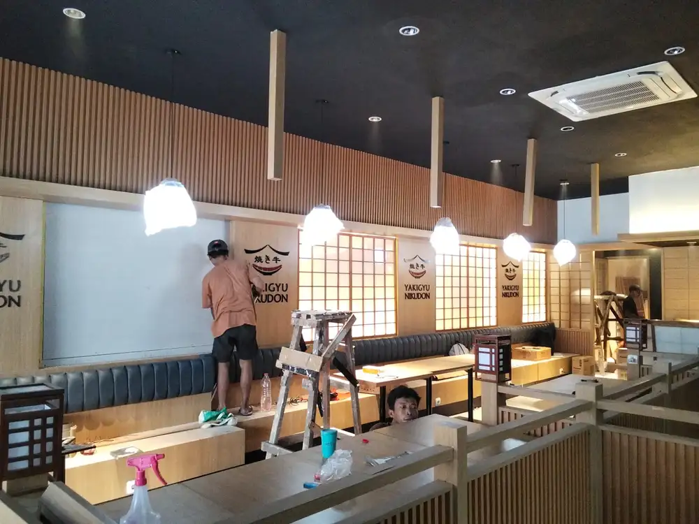 Proses pemasangan elemen interior pada renovasi restoran Jepang di Bekasi